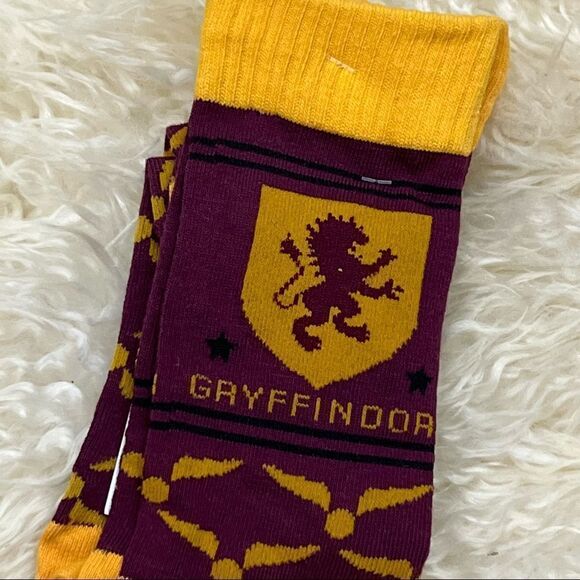 Harry Potter Gryffindor Spirit Starter Pack T-shirt and Socks - Picture 4 of 4